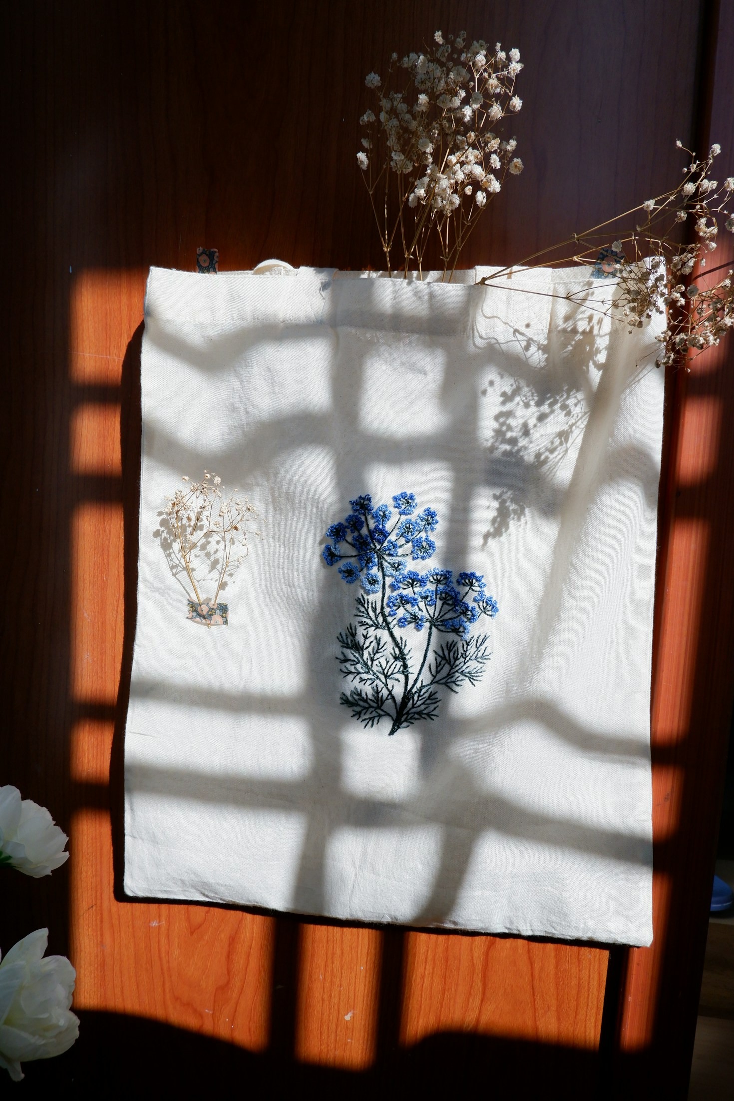 Akvarelės ir siuvinėjimo dialogas kūryboje